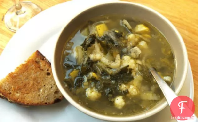 Sopa de minestrone de Gabrielle Hamilton com sanduíches de queijo grelhado