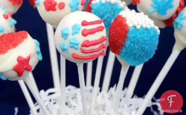 Pops de bolo vermelho, branco e azul