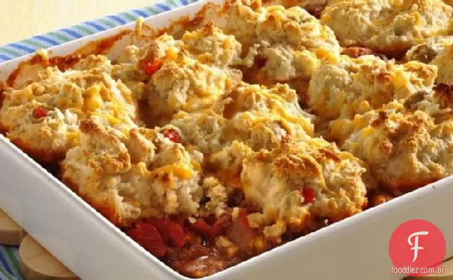 Caçarola de carne e milho com cobertura de biscoito