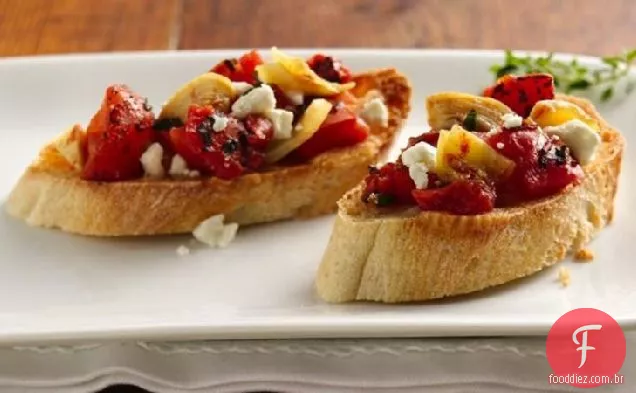 Tomate-alcachofra Bruschetta com queijo Feta