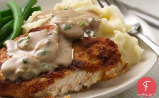 Peitos de frango com molho cremoso de cogumelos