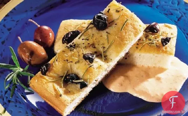 Focaccia de azeitona com molho de pimentão assado