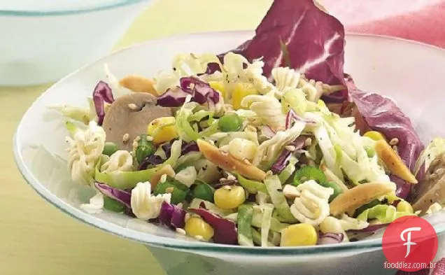 Salada de repolho vinagrete com macarrão crocante