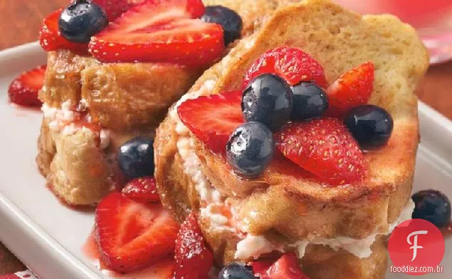 Creme de queijo Torrada Francesa assar com cobertura de morango