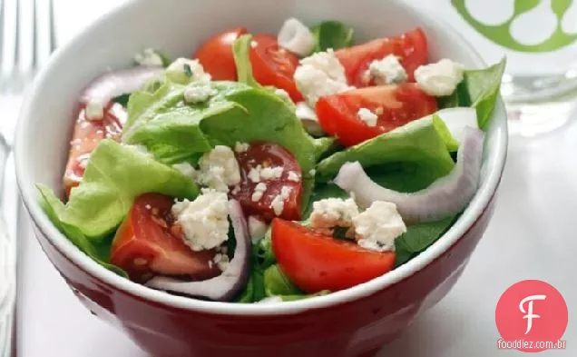 Salada verde com queijo azul com molho de Pêra