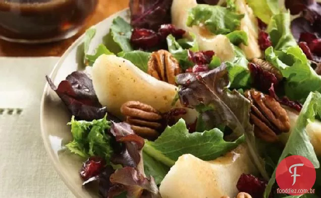 Salada de Pêra e verduras com vinagrete de bordo