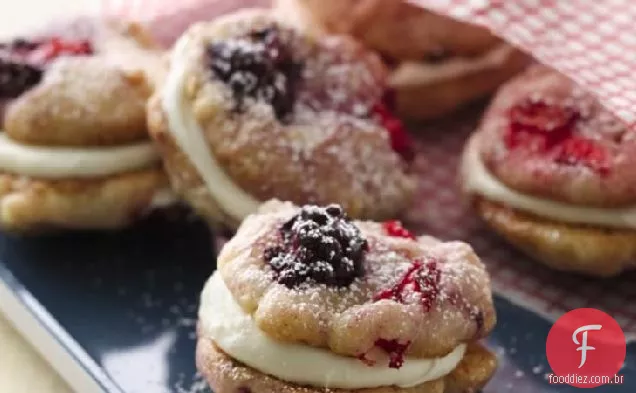 Biscoitos de sanduíche de bagas e Crème