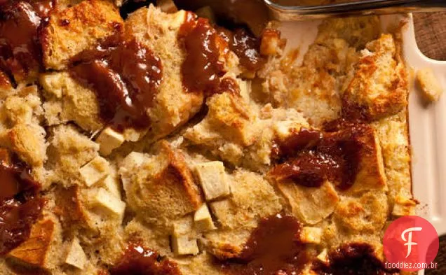 Caçarola de café da manhã com caramelo, maçã e canela