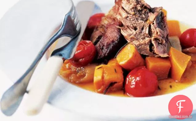 Cordeiro cozido lentamente com legumes