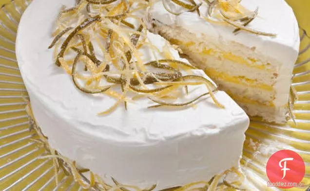 Bolo branco com recheio de coalhada de limão e chantilly