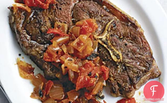 Costeletas De Cordeiro Grelhadas Com Chutney De Cebola Vermelha Carbonizada
