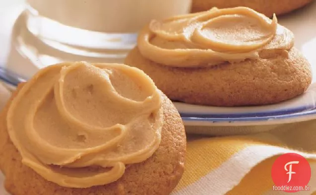 Biscoitos de manteiga dourados com cobertura de caramelo