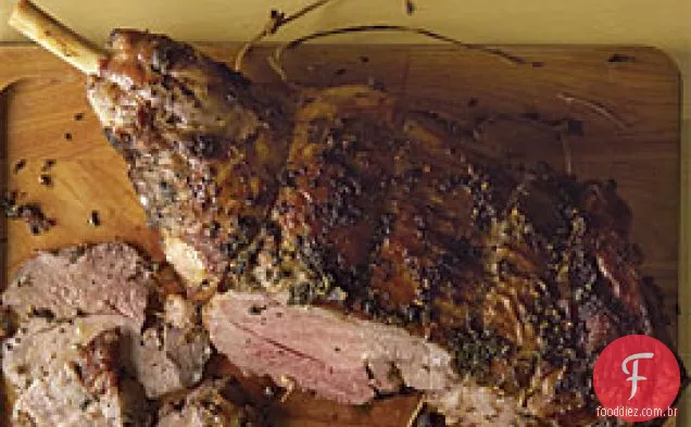 Perna de cordeiro assada lentamente com hortelã e limão
