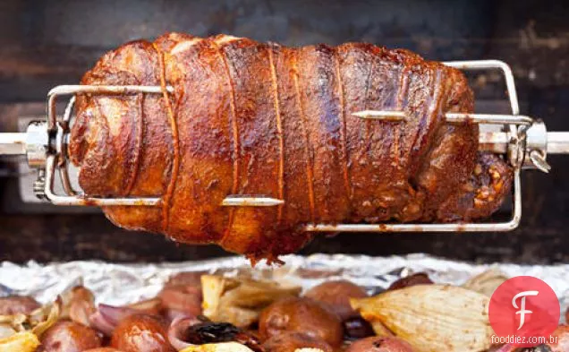 Perna de cordeiro mediterrânea Rotisserie com batatas, erva-doce e azeitonas