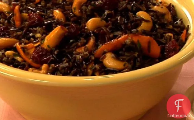 Salada de arroz selvagem sem glúten com Chanterelles, cerejas ácidas e creme azedo de caju