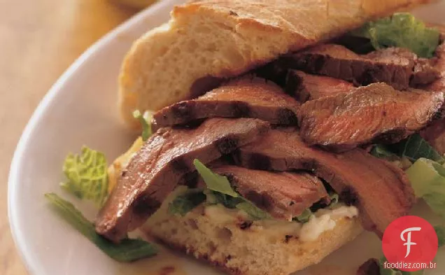 Sanduíches London Broil com maionese de limão