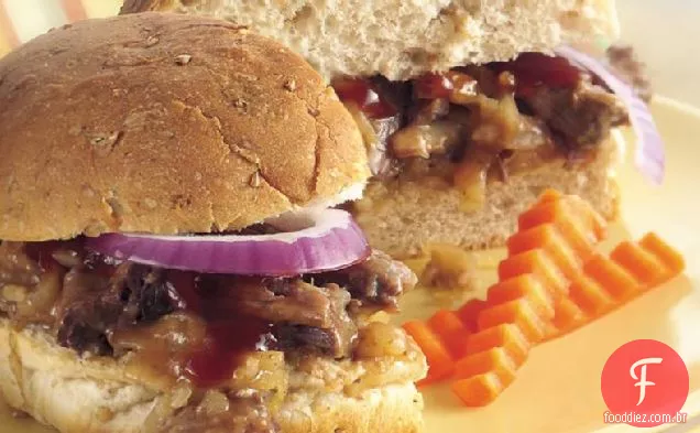 Sanduíches de carne de churrasco com fogão lento com salada de repolho