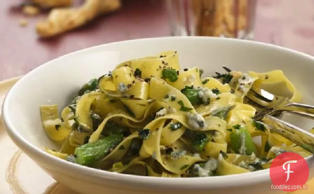 Massas Tagliatelle com espargos e molho Gorgonzola