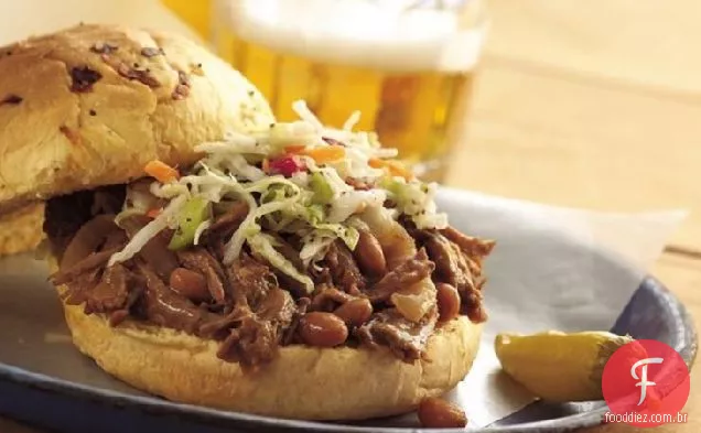 Slow-Cooker Cowboy carne e churrasco sanduíches de feijão