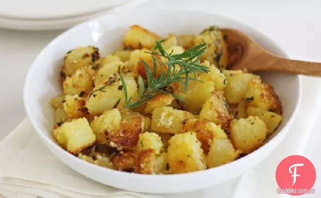 Polenta Crosted batatas assadas com ervas e alho