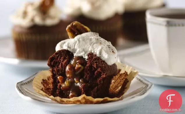 Cupcakes De Chocolate Recheados Com Torta De Noz-Pecã