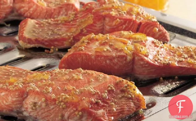Salmão grelhado com esmalte laranja-mostarda