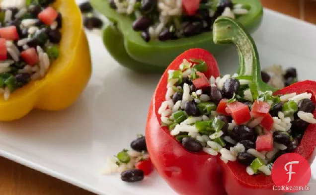 Pimentos recheados com feijão preto grelhado e arroz