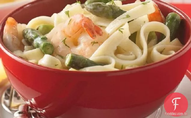 Espargos, camarão e endro sobre Fettuccine