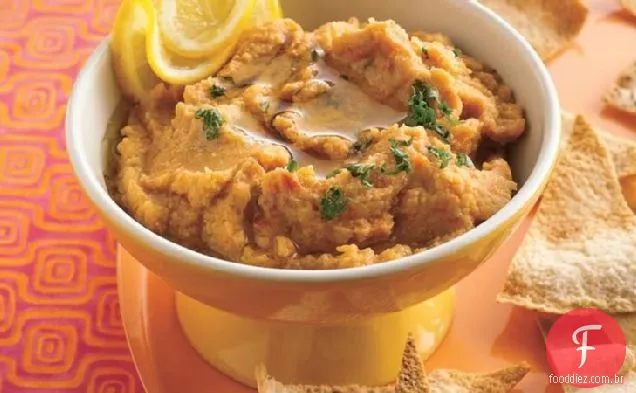 Hummus de pimenta vermelha com batatas fritas Pita