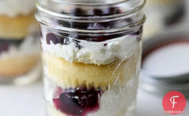 Cupcakes de baunilha, mirtilo e chicoteado Topping Jar Parfaits