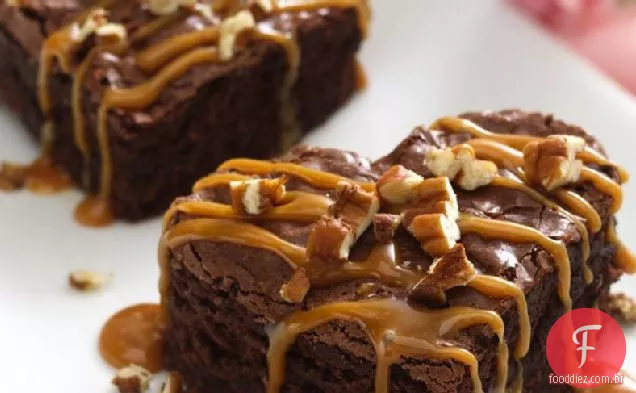 Corações Tradicionais De Brownie Regados Com Caramelo
