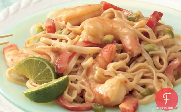 Camarão com macarrão tailandês e molho de amendoim