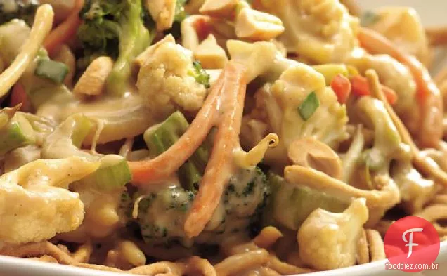 Legumes em molho de amendoim com macarrão