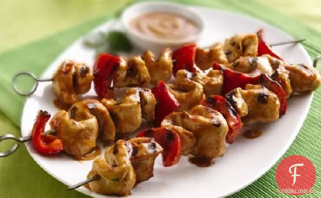 Kabobs de frango grelhado com molho de amendoim tailandês