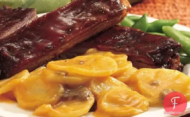 Alho cremoso de fogão lento e batatas parmesão