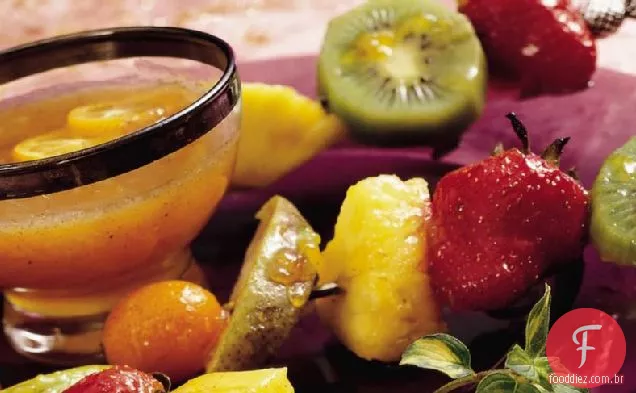 Kabobs de frutas de inverno com esmalte de pêssego