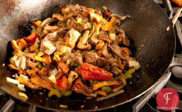 Cogumelos selvagens e carne refogada