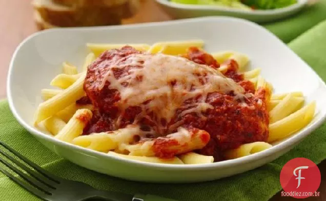 Parmesão de frango com fogão lento com Macarrão Penne