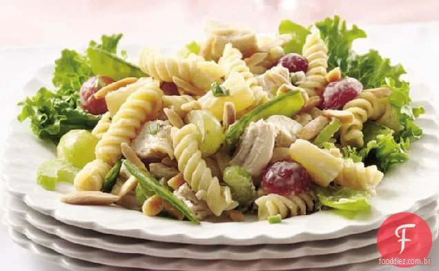 Salada de frango e macarrão para festa