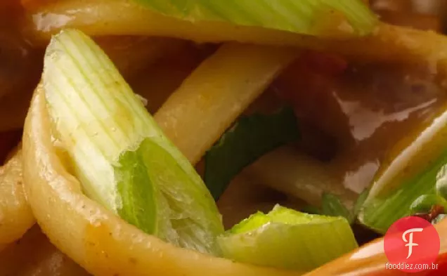 Tigela De Macarrão Com Molho De Cerveja e amendoim