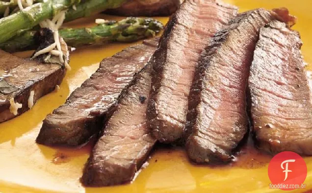 Bife balsâmico grelhado e assado com alho marinado