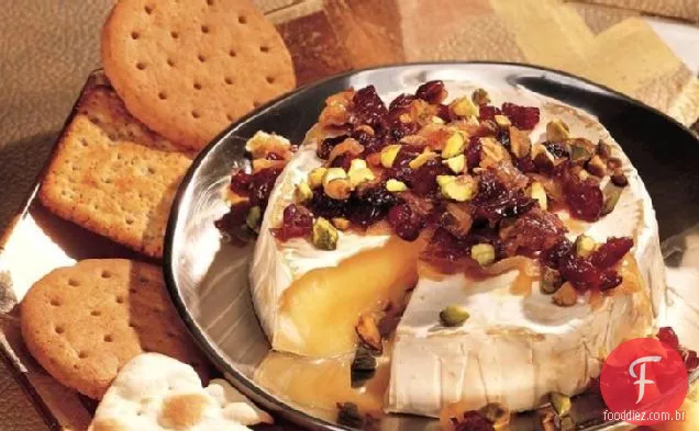Brie com cebola caramelizada, pistache e Cranberry