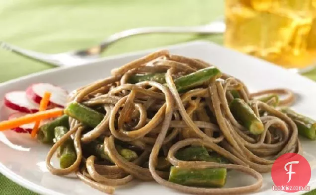 Soba Salada De Macarrão Com Molho De Amendoim