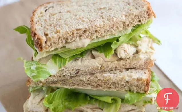 Sanduíche de frango com feijão branco e pesto espalhado