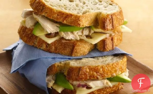 Sanduíches de frango do país com propagação de mostarda de bordo
