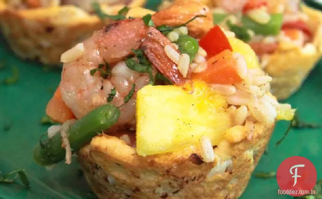 Arroz frito com camarão em xícaras de coco