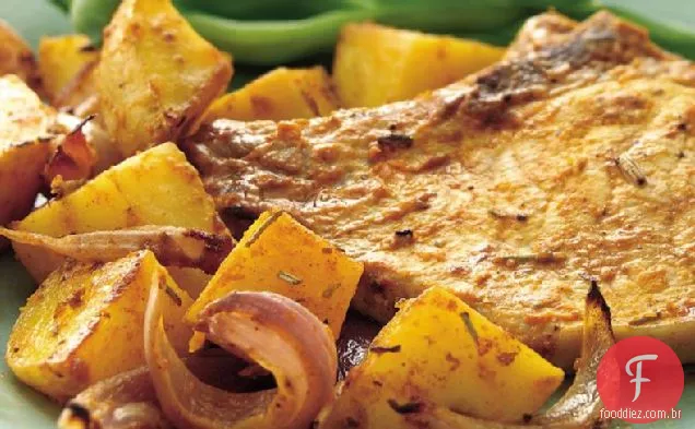 Costeletas de porco e batatas assadas com alecrim