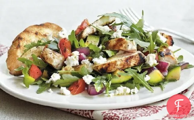 Frango grelhado e salada de legumes