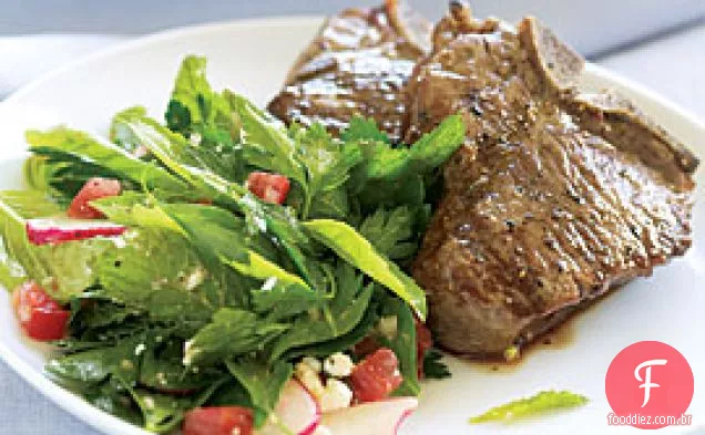 Costeletas De Cordeiro Grelhadas Com Ervas Frescas E Salada Feta