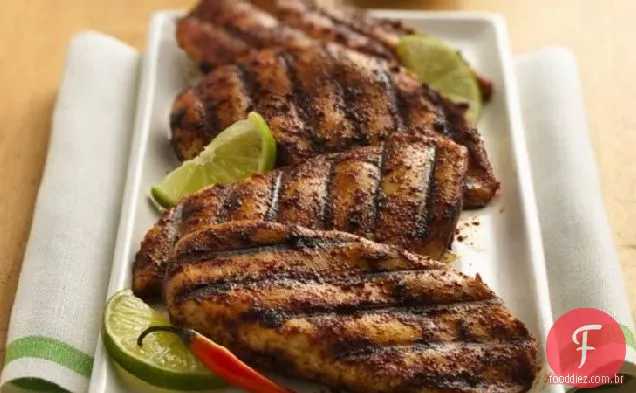 Peitos de frango esfregados com limão e pimenta